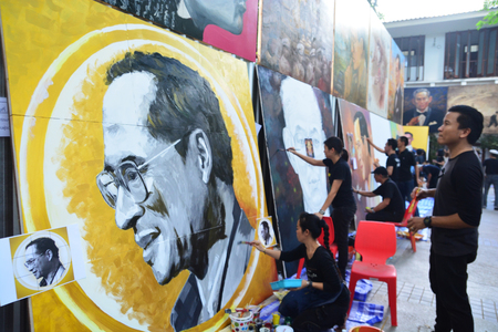 BANGKOK, THAILAND - November 12,2016 : Thai art students paint portraits of Thai King Bhumibol Adulyadej at Silpakorn University in Bangkok. King Bhumibol, the world's longest reigning monarch.のeditorial素材