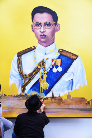 BANGKOK, THAILAND - November 12,2016 : Thai art students paint portraits of Thai King Bhumibol Adulyadej at Silpakorn University in Bangkok. King Bhumibol, the world's longest reigning monarch.の写真素材
