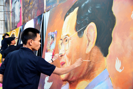 BANGKOK, THAILAND - November 12,2016 : Thai art students paint portraits of Thai King Bhumibol Adulyadej at Silpakorn University in Bangkok. King Bhumibol, the world's longest reigning monarch.のeditorial素材