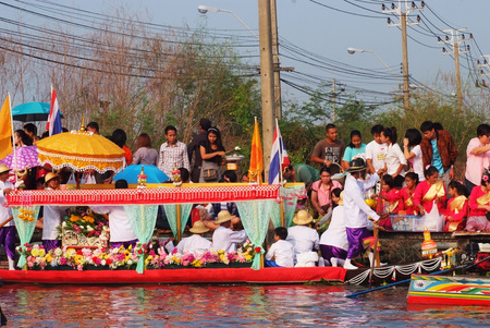 BANGKOK, THAILAND â OCTOBER 8, 2017 : Tuk baat Phra Roi River Festival (Give alms to a Buddhist monk on boat) On the Lamplatiew Canal in front of Wat Sutthaphot, Lat Krabang District Bangkokのeditorial素材