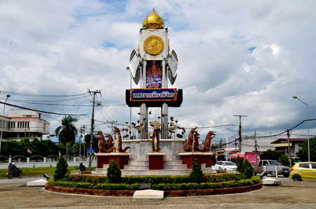 PHICHIT, THAILAND â 1 OCTOBER 2019 : Crocodile around phichit Circle Clock Tower near Bueng Si Fai public parkのeditorial素材