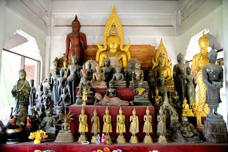 Phayao, Thailand â 21 December, 2019 : Gorup of old Buddha statue in Wat Analyo Thipayaram, Phayao province, Thailandのeditorial素材