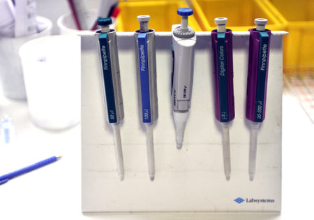 FRANCE, PARIS MICROPIPETTES WITH VARIABLE VOLUME Photograph of: Alain Delpey / FRANCE, PARIS MICROPIPETTES A VOLUME VARIABLE Photograph of: Alain Delpey /のeditorial素材