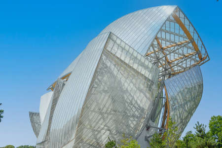 FRANCE, PARIS, 07/2/14 - The Louis Vuitton Foundation is located in the Bois de Boulogne near the Jardin d'Acclimatation. Photography by Alain Delpey / FRANCE, PARIS 2/07/14 - Illustration of the Louis Vuitton Foundation is located in the Bois de Boulogneのeditorial素材