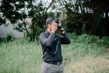 someone who is photographing something in the opposite direction in a yardの写真素材
