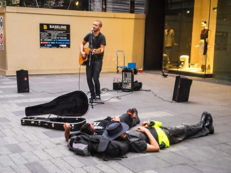 SYDNEY-OCTOBER 7  A man performed his music in the city of Sydney,Australia on 7 October 2012  Street artists are all around in Sydney のeditorial素材