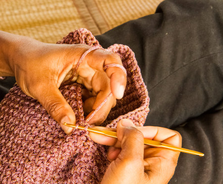 How to make crocheting hand bag.