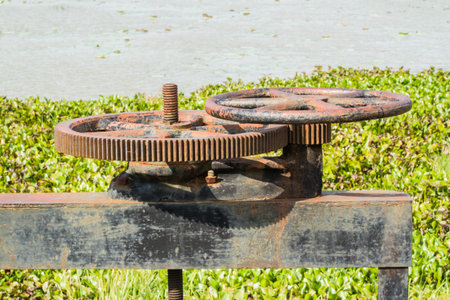 Strand lock to open watergate .