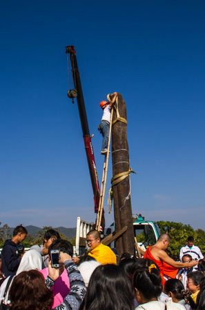 Chiang rai,Thailand-January 1,2015 : Buddhism join the main post lifting ceremony for meditation building  in Rai Cherntawan meditation center.のeditorial素材