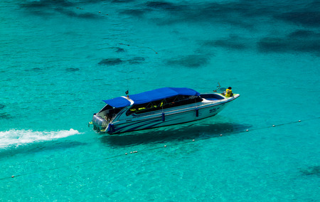 PHANG NGA,THAILAND-FEBRUARY 26 : Speed boat running at  Similan island in Phang Nga,Thailand on February 26,2015.Similan island is destination for diving .のeditorial素材