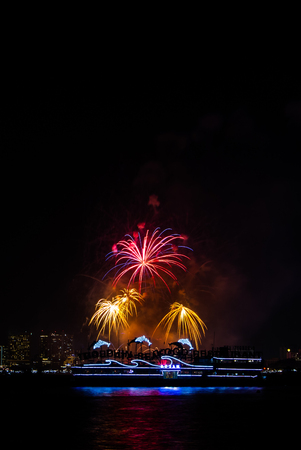 PATTAYA,THAILAND-NOVEMBER 28 : Beautiful firework in Pattaya International Firework on November  28,2015.This show come on November every year.のeditorial素材