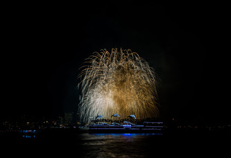PATTAYA,THAILAND-NOVEMBER 28 : Beautiful firework in Pattaya International Firework on November  28,2015.This show come on November every year.のeditorial素材