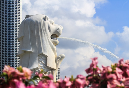 SINGAPORE-AUGUST 31: The Merlion beside Marina bay in Singapore view on August 31,2016. Merlion is a imaginary creature with the head of a lion,seen as a symbol of Singaporeのeditorial素材