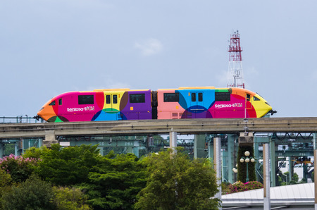 SINGAPORE-AUGUST 30: Sentosa Express monorail train connecting Harborfront and Sentosa Island in Singapore view on August 30,2016.のeditorial素材