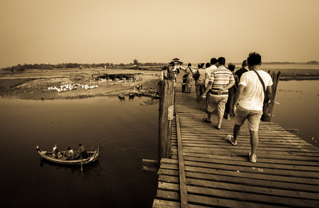 AMARAPURA,MYANMAR-MARCH 7:People walking on  U bein bridge on March 7,2017 in Amarapura,Myanmar.U Bein bridge is the world longest teak wood bridge .のeditorial素材