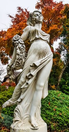 KAWAGUCHIKO, JAPAN-NOVEMBER 20, 2019 : Woman sculpture beside Kawaguchi lake Fujikawaguchiko with autumn leaves background.This lake is destination for tourist to have beautiful Mt.Fuji view.のeditorial素材