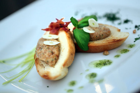 Minced meat medallions with garlic served on white bread