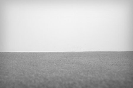 Concrete wall, with a floor covered with carpet