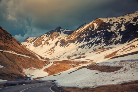 Transfagarasan Highway which crosses Fagarasi Mountains at 2000 m altitude in springtime, Romaniaの写真素材