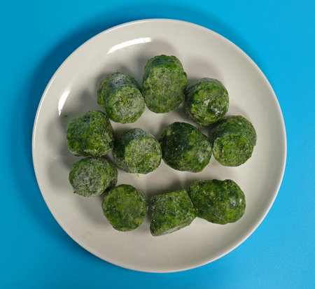 green vegetable spinach frozen in plateの写真素材