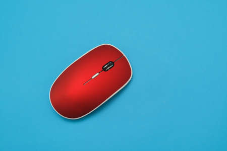 red computer mouse on green backgroundの写真素材