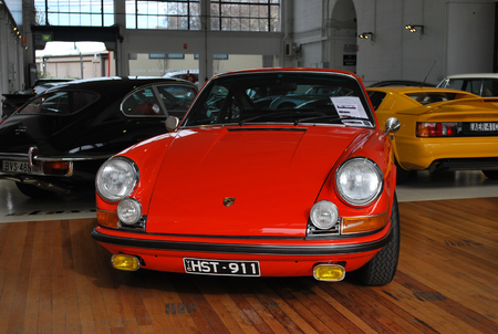 SYDNEY, AUSTRALIA - JULY 29, 2014: Fire red Porsche 911 Carrera car, old classic retro model on display for purchaseのeditorial素材