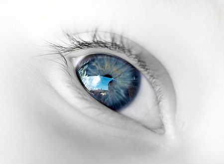 sky reflected in a  eyeの写真素材