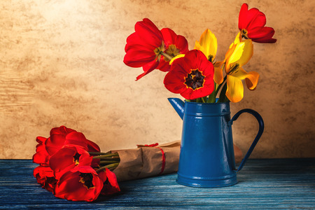 Red tulips in vaseの写真素材