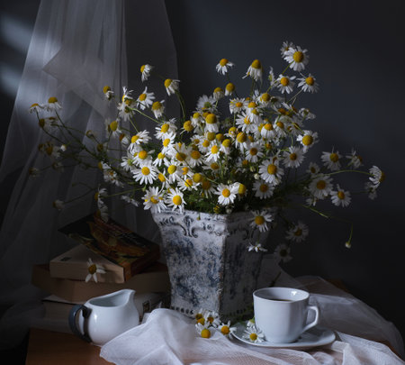 A Charming Floral Still Life Artwork Featuring Beautiful Daisiesの写真素材