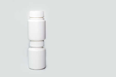 white plastic medicine bottle blank label with copyspace isolated on white backgroundの写真素材
