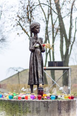 Kiev, Ukraine - November 25, 2017: Bronze statue of hungry girl. Monument to Victims of Famine in 1932 - 1933のeditorial素材