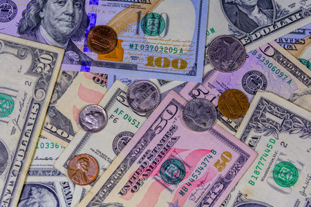 Different american cent coins over dollar banknotesの写真素材