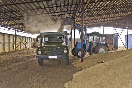 Loading grainの写真素材