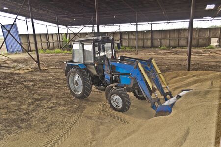 Loading grainの写真素材