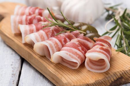 Rolls of pancetta bacon served with pickled olives, popular antipasto foodの素材 [FY310128522612]