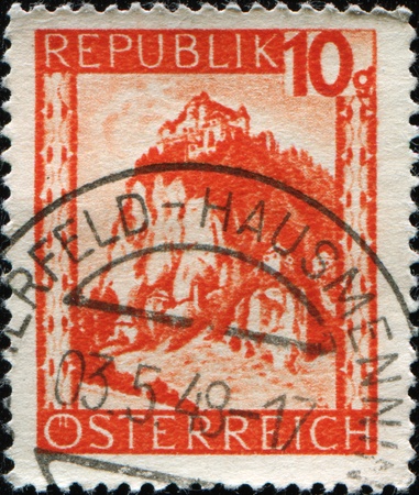 AUSTRIA - CIRCA 1947: A stamp printed in Austria shows Hochosterwitz Castle - medieval castles in Dolomite rock near Sankt Georgen am Langsee, circa 1947の写真素材