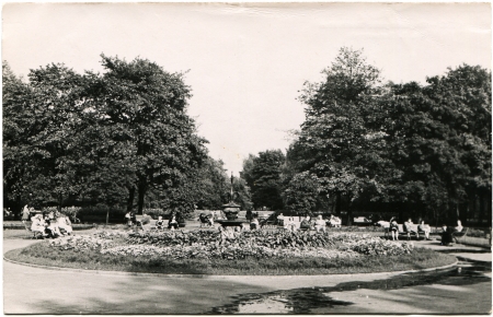 POLAND  - CIRCA 1955  Postcard printed in the Poland shows Sienkiewicz Park, Lodz, circa 1955のeditorial素材