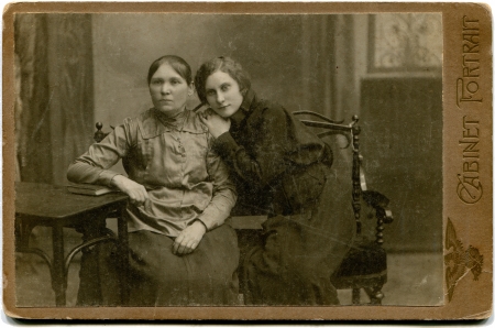 RUSSIA - CIRCA 1916  An antique photo shows mother and daughter, the Russian Empireのeditorial素材