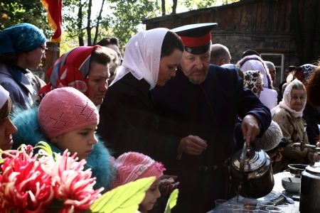  LUGANSK - OCT 14  Don Cossack pours tea parishioners, celebration of the Protection of the Mother of God, Lugansk, Ukraine, October 14, 2012 のeditorial素材
