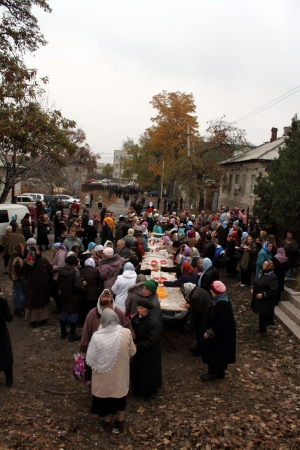 LUGANSK - NOV 4  religious procession dedicated to the 400 annversary of the liberation of Russia from the Polish-Lithuanian invardes and end of Unrest, Lugansk, Ukraine, November 4, 2012のeditorial素材