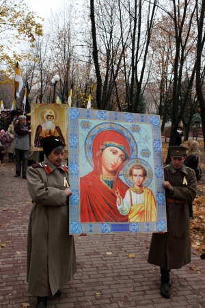 LUGANSK - NOV 4  religious procession dedicated to the 400 annversary of the liberation of Russia from the Polish-Lithuanian invardes and end of Unrest, Lugansk, Ukraine, November 4, 2012のeditorial素材