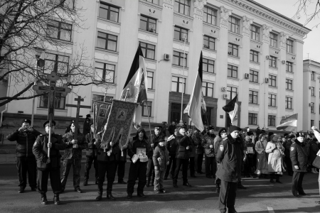 UKRAINE, LUGANSK - JANUARY 12, 2014: Religious procession dedicated to the 380th anniversary of Pereyaslavska Radaon the street of cityのeditorial素材