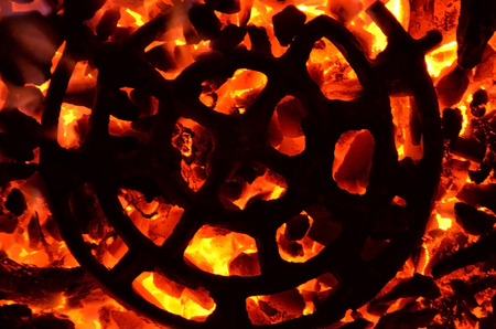 A round mesh figure of aluminum burns on charcoal.の写真素材