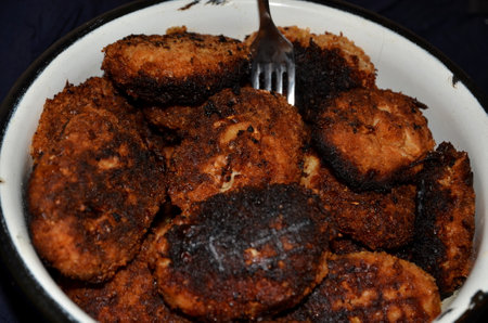 Cutlets from meat and cabbage lie in an enameled bowl.