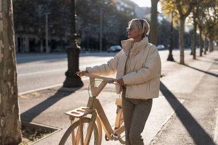 Female cyclist looking at roadの写真素材