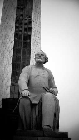 monument to a man against a dark skyのeditorial素材