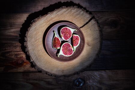 Ripe Sliced Figs on a Wooden Surfaceの写真素材