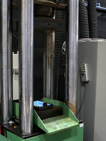 Traction compression machine steel guide