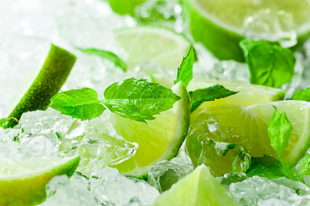 lime pieces and leaves of mint with iceの写真素材