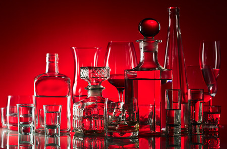 alcoholic drinks in bar on glass table
の写真素材